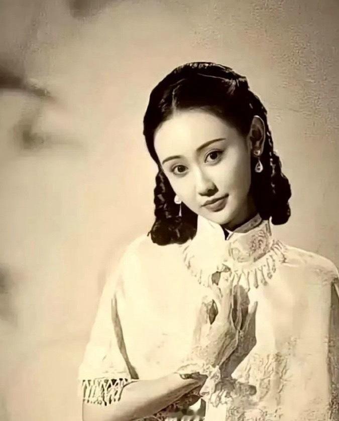 原来吴彦姝不是老了才优雅，她年轻的时候就是优雅的代名词了