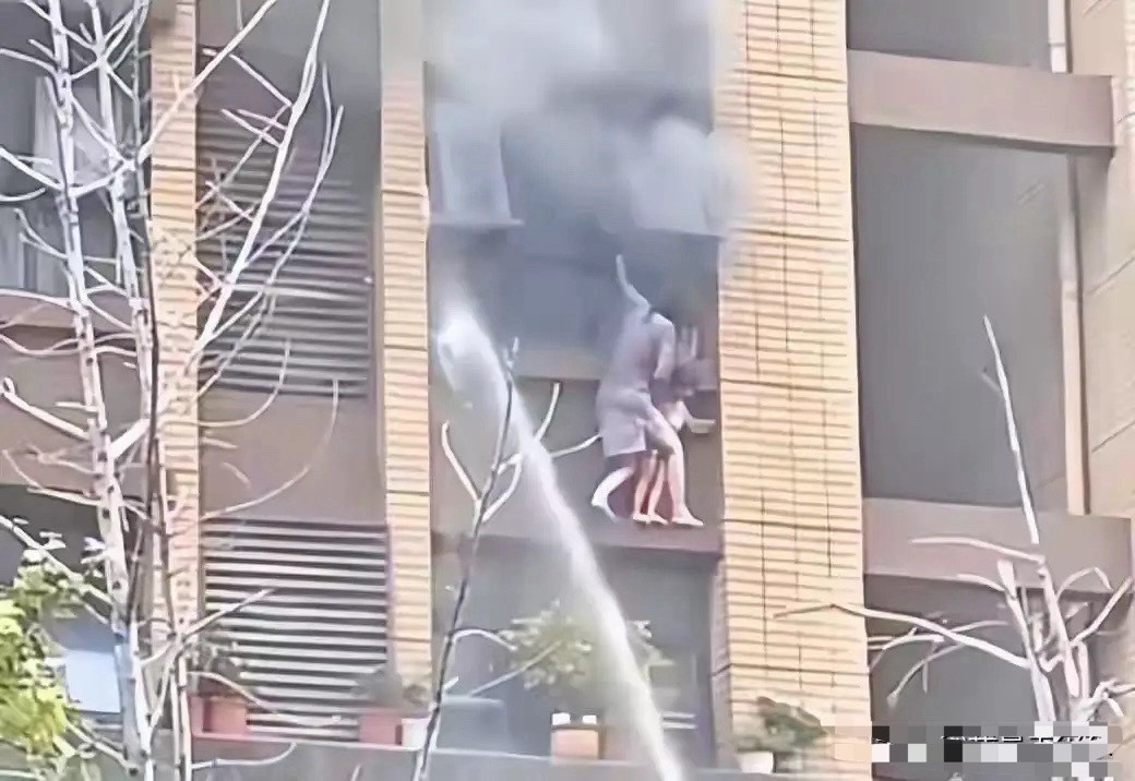 连云港消防回应火灾母女坠楼连云港火灾，给我们提了3个提醒：第一个，别往窗外爬。妈