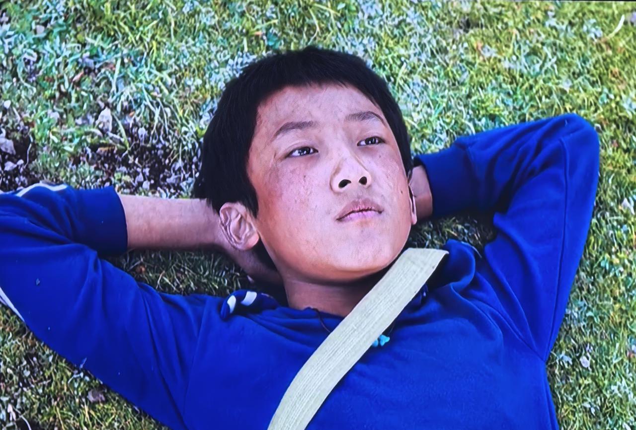 那片高原草甸在镜头里绿得发烫。十二岁的索南才让穿着戏服，第一次听见导演喊“卡”