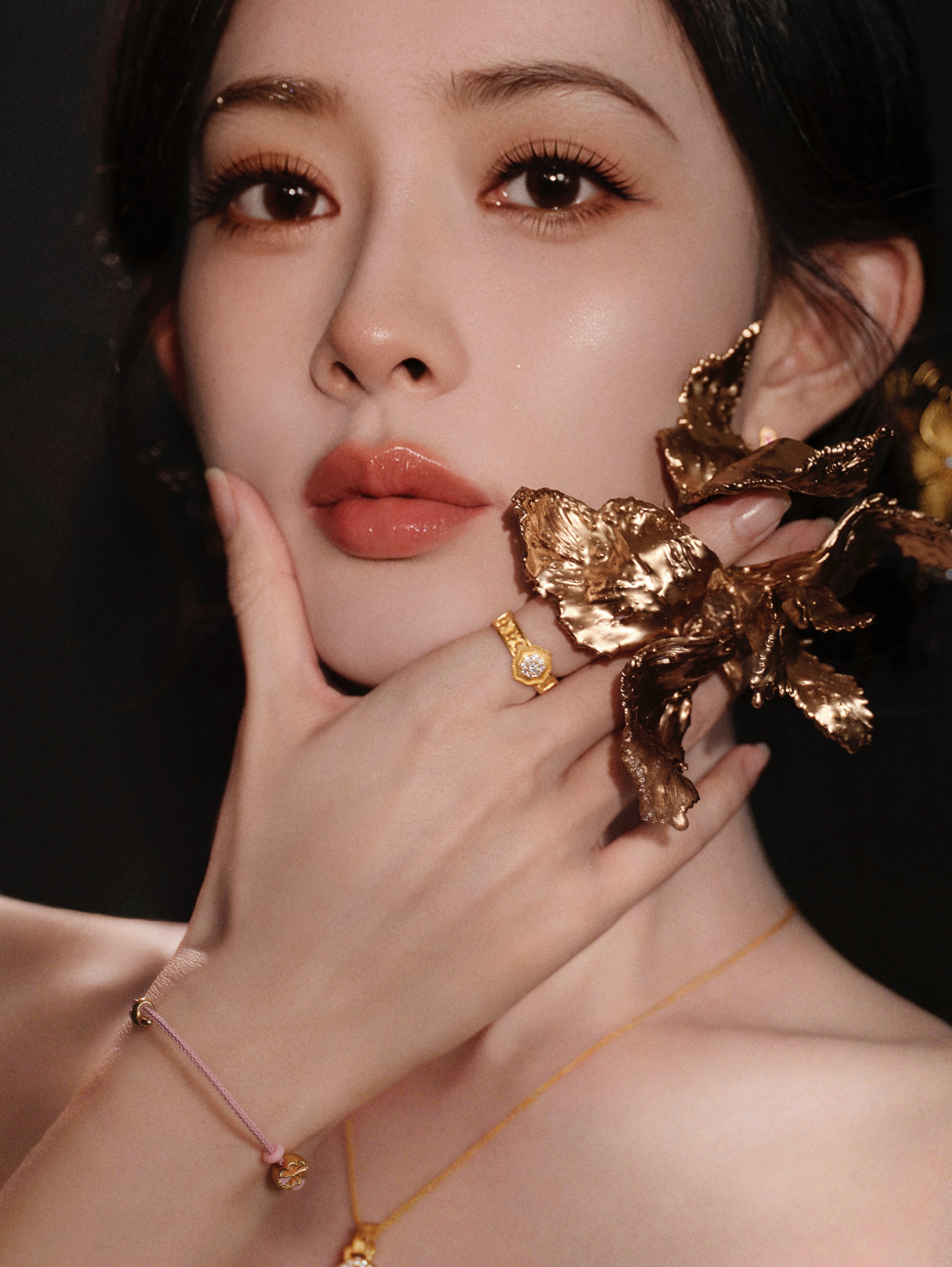 代言人孟子义出席梦金园品牌活动造型大片，身着ElieSaab2026早春度假