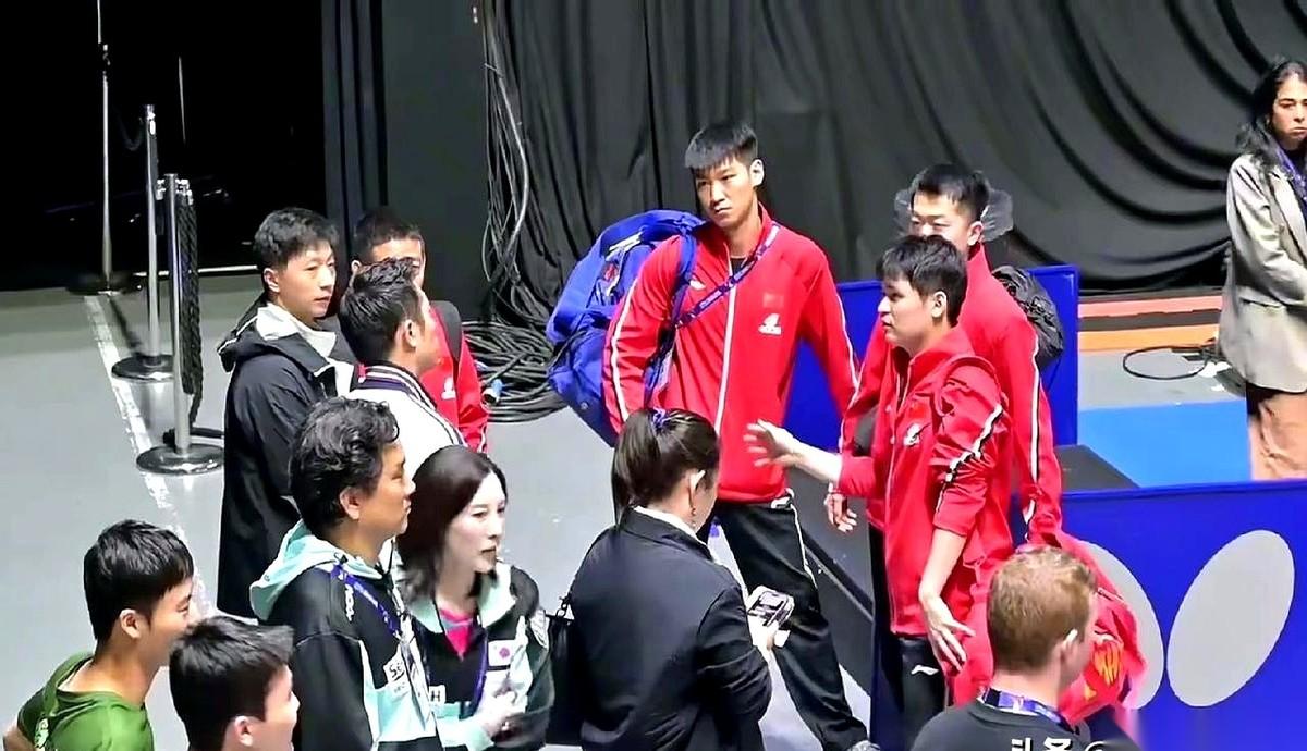 我跟你说，马龙和许昕，就那么站在林诗栋面前，一个一个细节地抠。国外那些选手看到