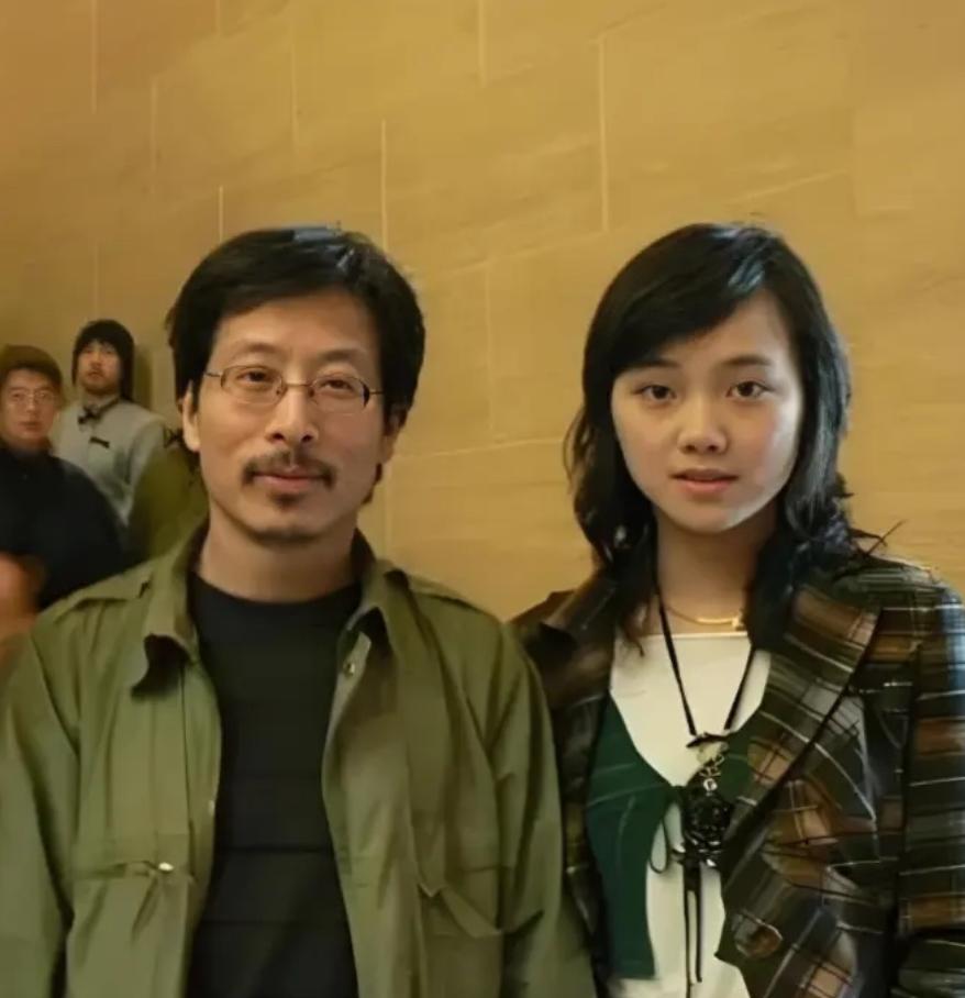 2015年，罗敏跟画家冷军离婚了。朋友问她：“你老公有钱有名，也没啥不良嗜好，这