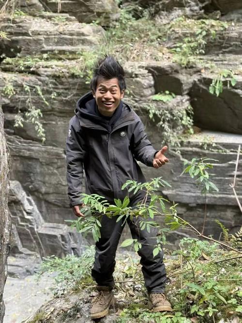 2025年12月12日，张家界七星山荒野求生挑战赛因寒潮提前终止。剩余8名选手被