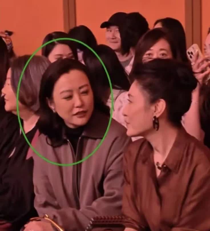 还能认得出坐在主持人周涛右边的这位女士是谁吗？镜头下的她看起来就像一位五六十岁的