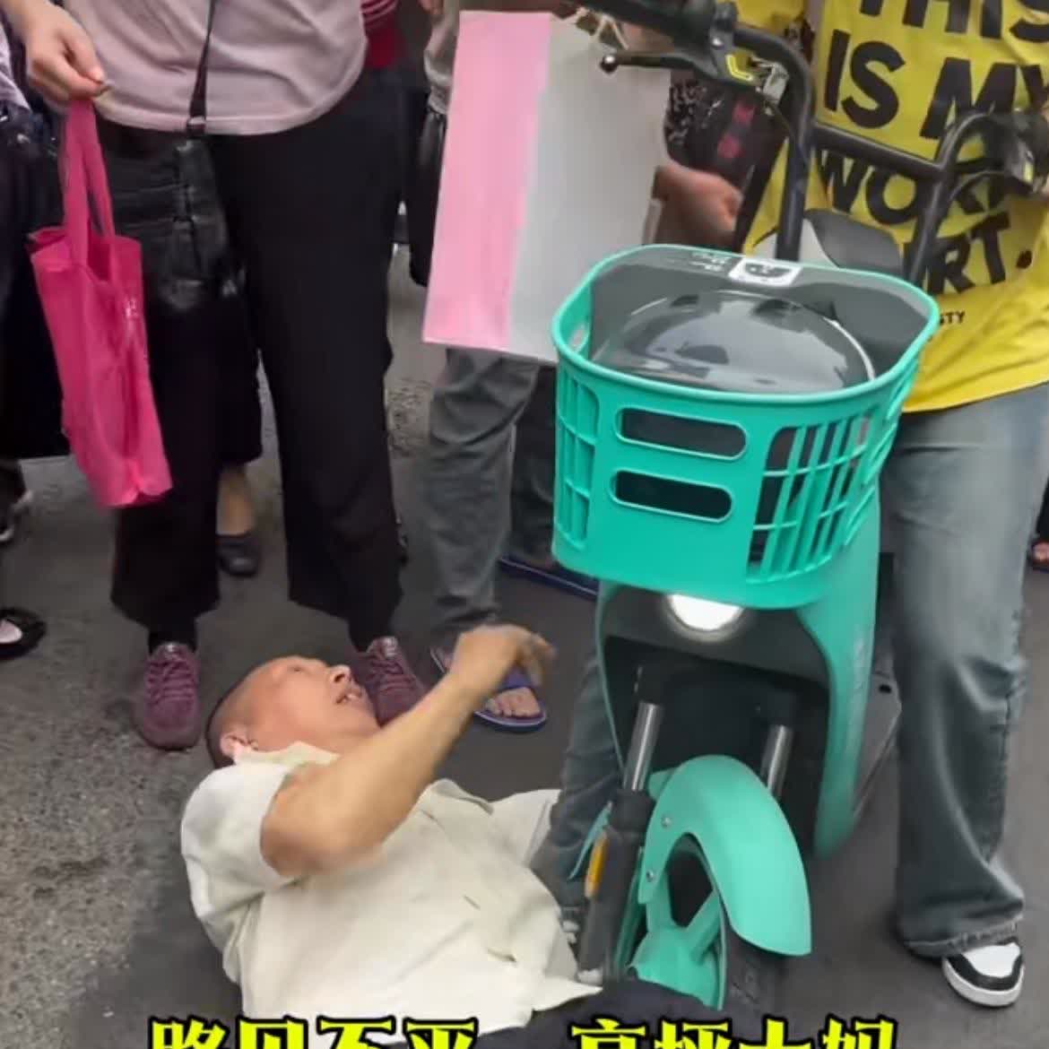 对于这些无赖碰瓷的，还得靠无畏的大妈来治。女学生骑个共享电瓶车，被一个年纪不大的