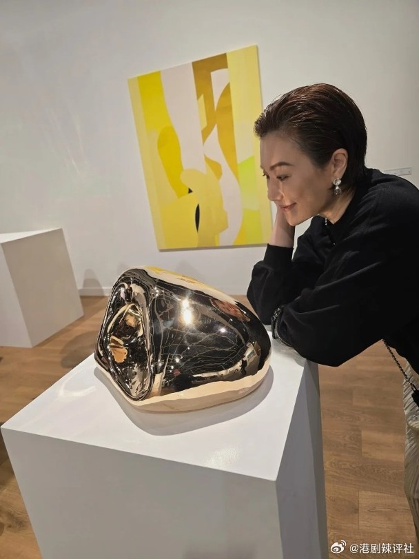 年度藝術界國際盛事ArtBasel香港展會正於灣仔舉行，吸引城中名人及藝人前往