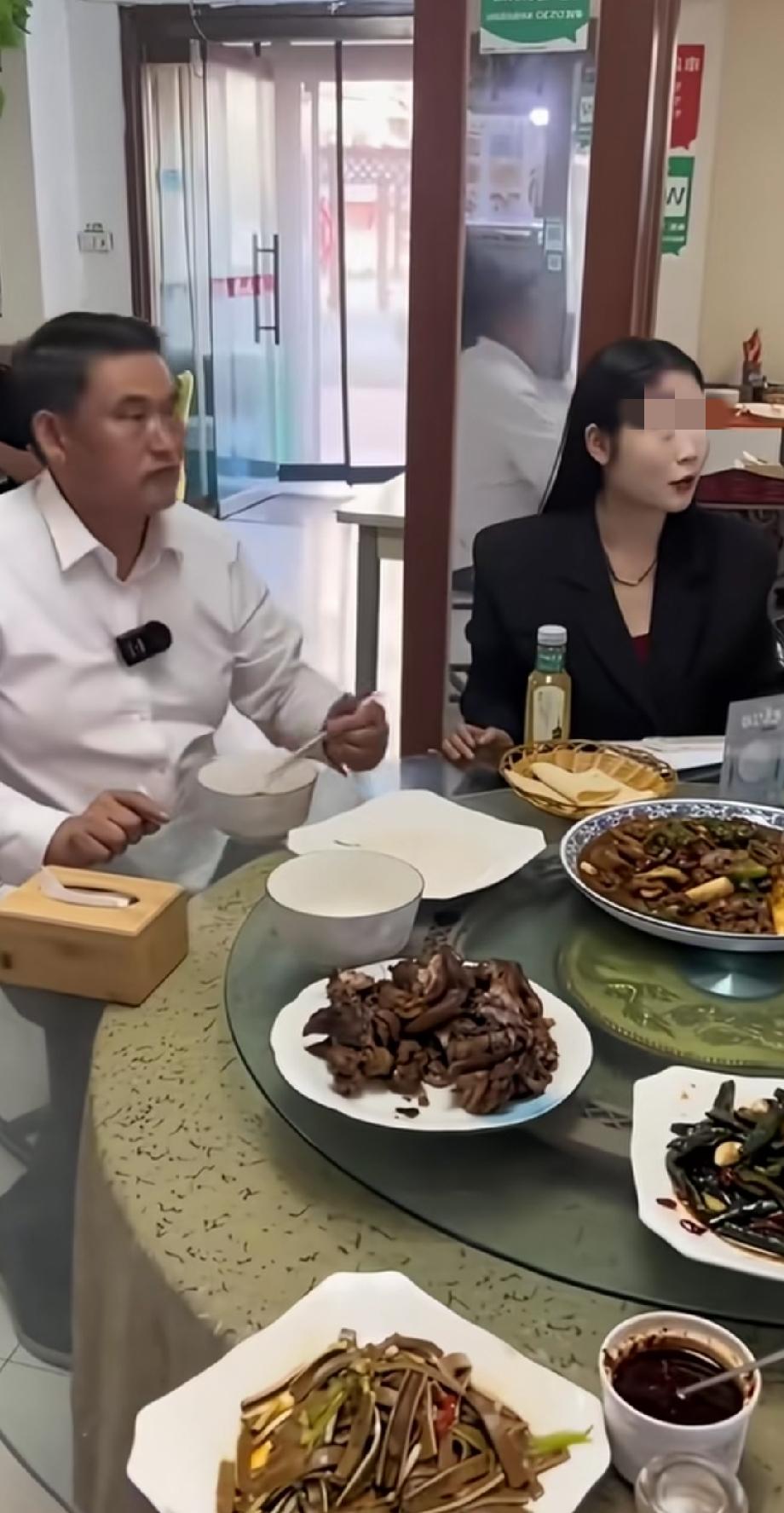 大衣哥朱之文吃个饭都有人讽刺！有网友拍到大衣哥在外面吃饭，只见他穿着笔挺的白