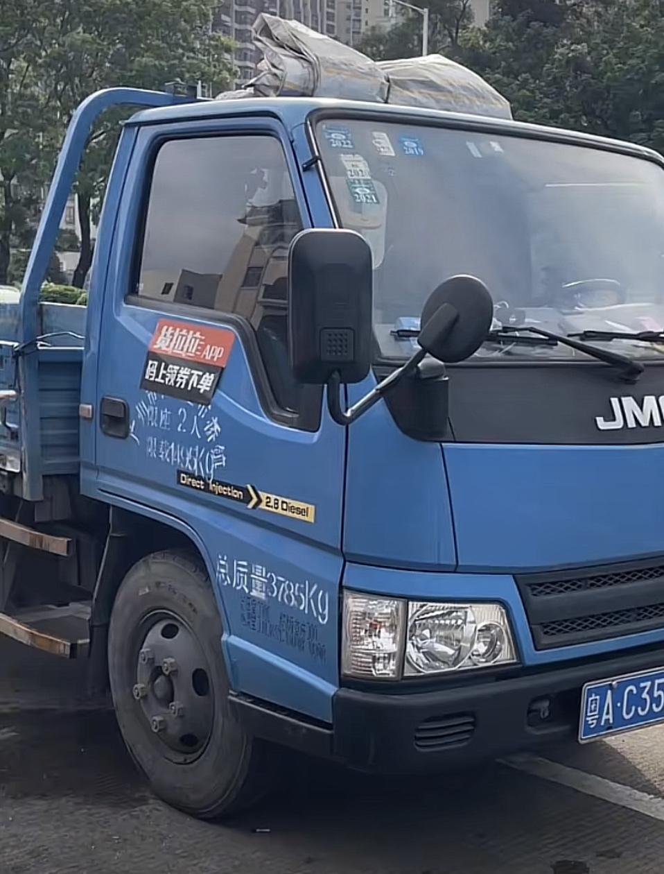 说货拉拉难做，那是你还没自己买车！朋友买了辆4吨车，专给商家送货，自己装货，另