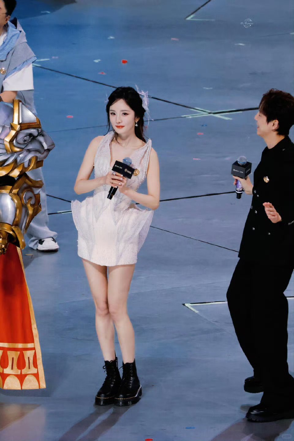 一组感叹路人超级美萌的杨幂王者荣耀活动图捕捉到幂姐与彩带