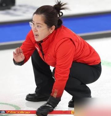 1比4落后，王芮连续失误，你以为是内斗？真相让人后背发凉。冰壶在王芮手下两