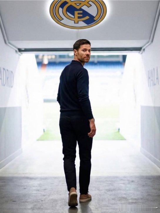 阿斯报透露利物浦非常希望尽快签下阿隆索，让他成为球队的主教练。阿隆索在2018年