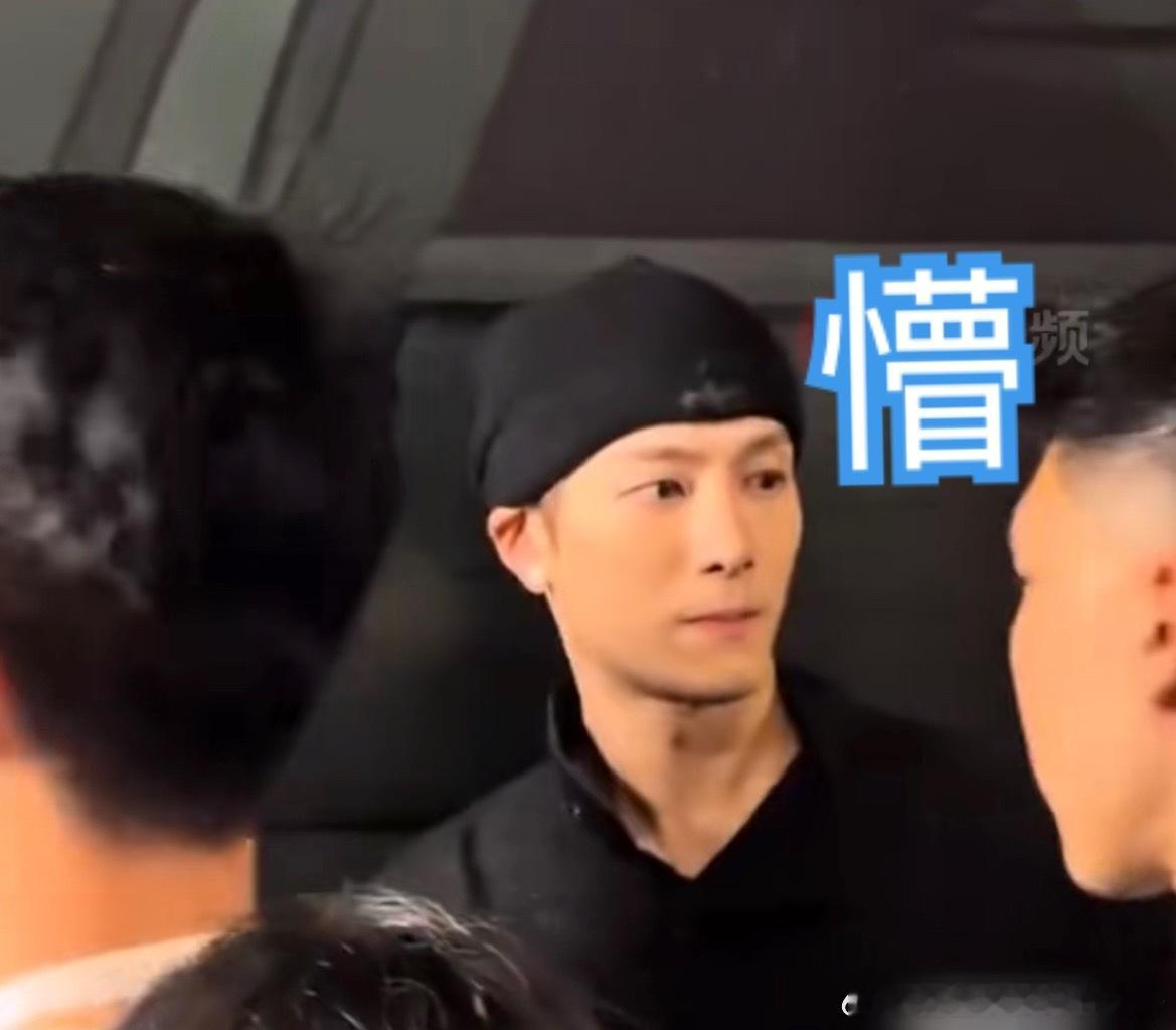 王嘉尔明显被吓到受不了一点，王嘉尔团队能不能多保护一下王嘉尔啊，捏脸这个人是不是