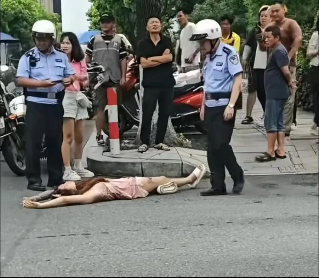 这是咋啦，司机肇事逃逸了？