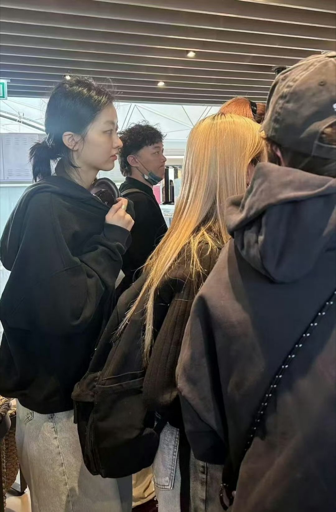 陈奕迅20岁女儿身高比爸爸还高，侧面看挺秀气的，正面看怎么还是感觉妈妈更好看[喵