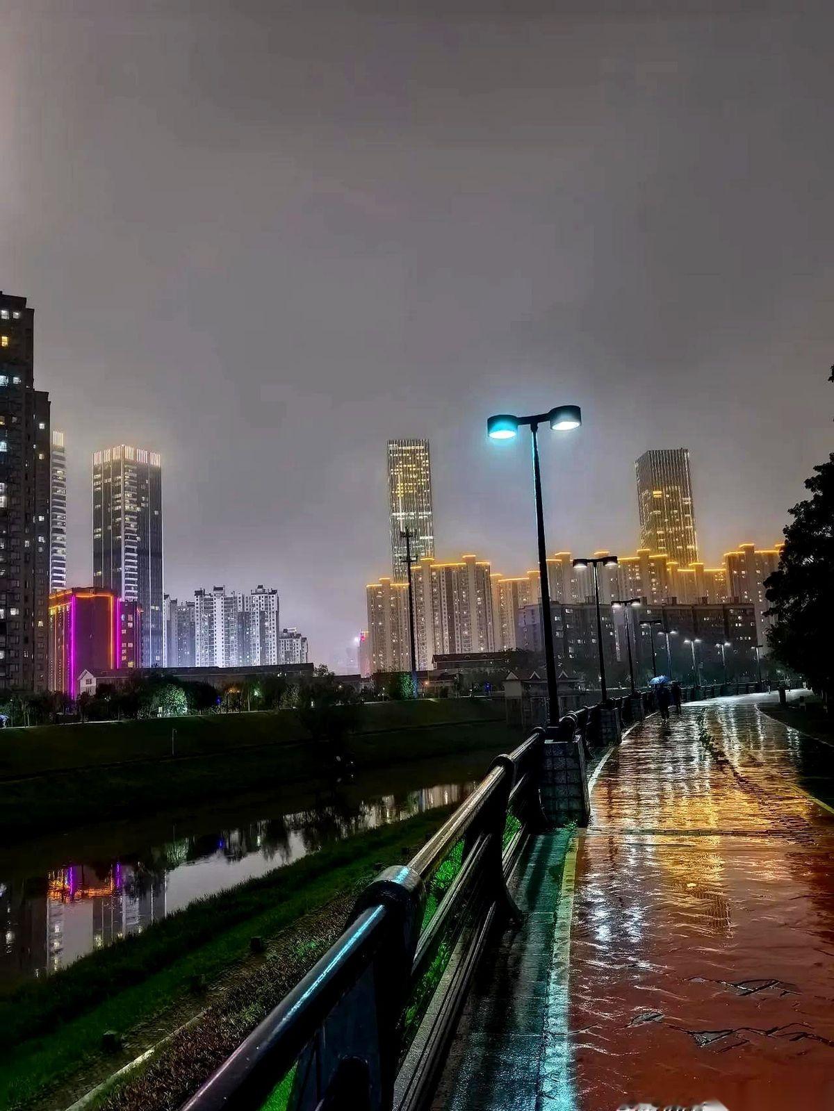 我爸讲过一件真事，就发生在我姑父刚走那几天。老人家去得急，五十多岁，家里孩子还