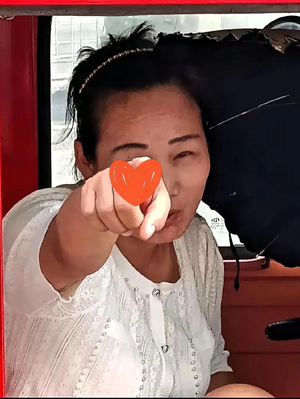真给山东人丢人。昨天在临沂兰山泰盛广场发生了这样一件事。有三个20岁左右的年