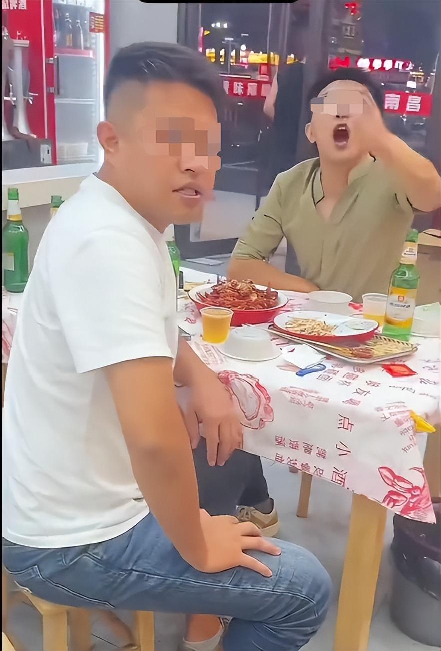 江西南昌，两名女孩凌晨一点左右在某餐馆吃夜宵，邻桌一名穿白色汗衫的醉酒男子起身经