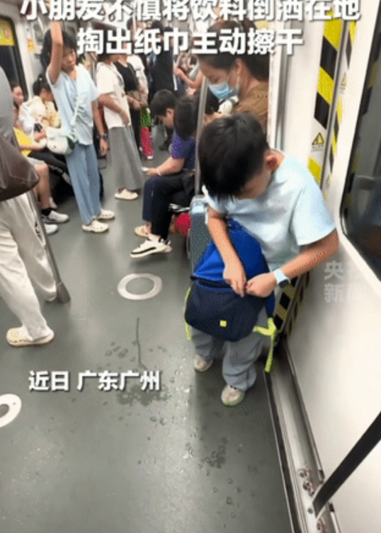 “被央视表扬了”广州地铁上，一十来岁的小男孩不小心将饮料撒到地上。正当别人以为