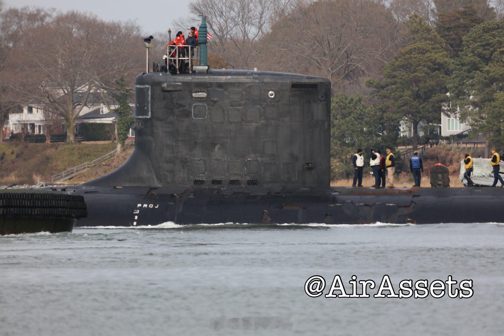 弗吉尼亚级新墨西哥号核潜艇进入驶入弗吉尼亚州约克镇港，可见消声瓦大块剥落，看来这