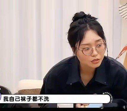 董璇：很多女生会给男方洗袜子，洗裤衩子！李雪琴：不可能，我自己都不洗！董璇：对，