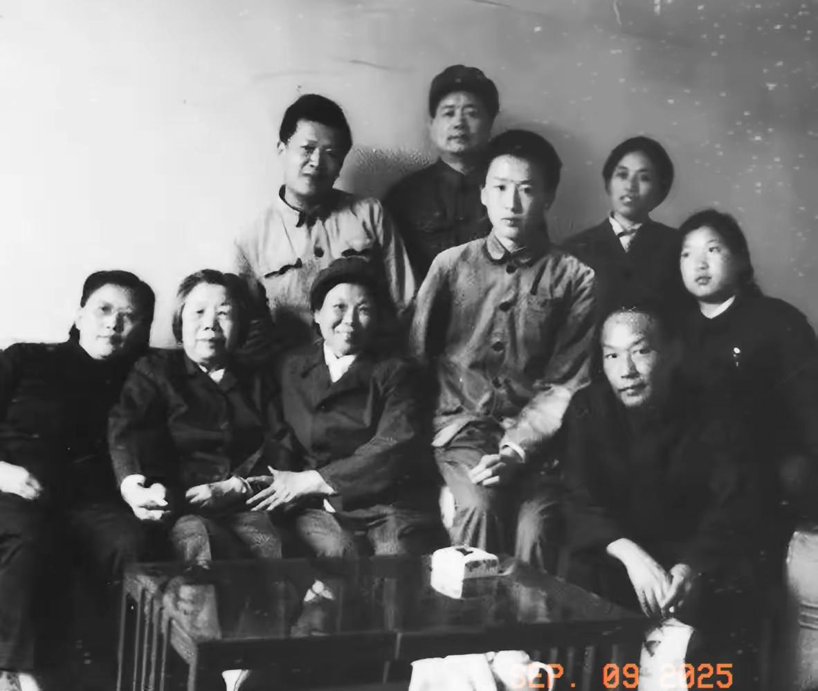 怀旧版老照片。难得一见的历史照片，怀念旧时光，这是邓颖超同志（左二）在熊向晖将