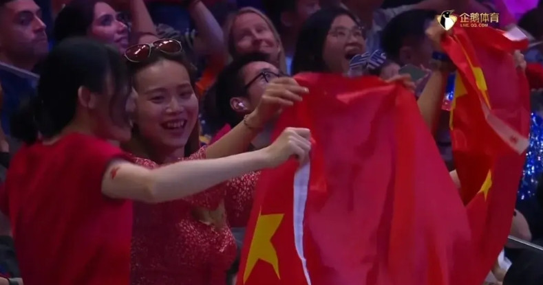 太爽了吧！中国女排对阵美国女排，25：21拿下第三局，太牛了！整场比赛完全在赵