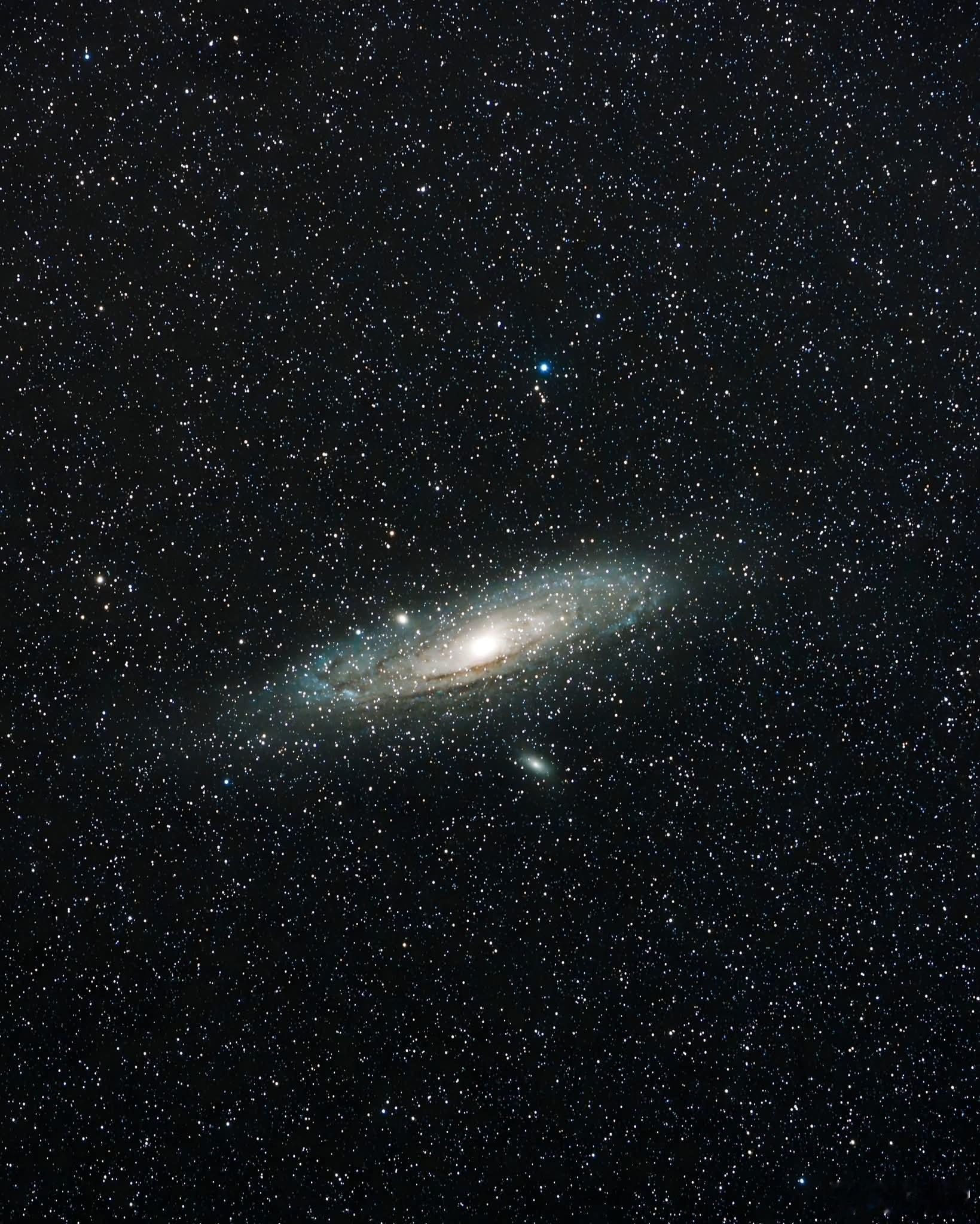 ‼️仙女座星系（M31）距离地球大约250万光年，包含数千亿颗恒星。它是银河系