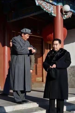 我们十分敬爱的两位伟人，日常工作的一张照片，毛主席在看手腕上手表的时间，周总理平