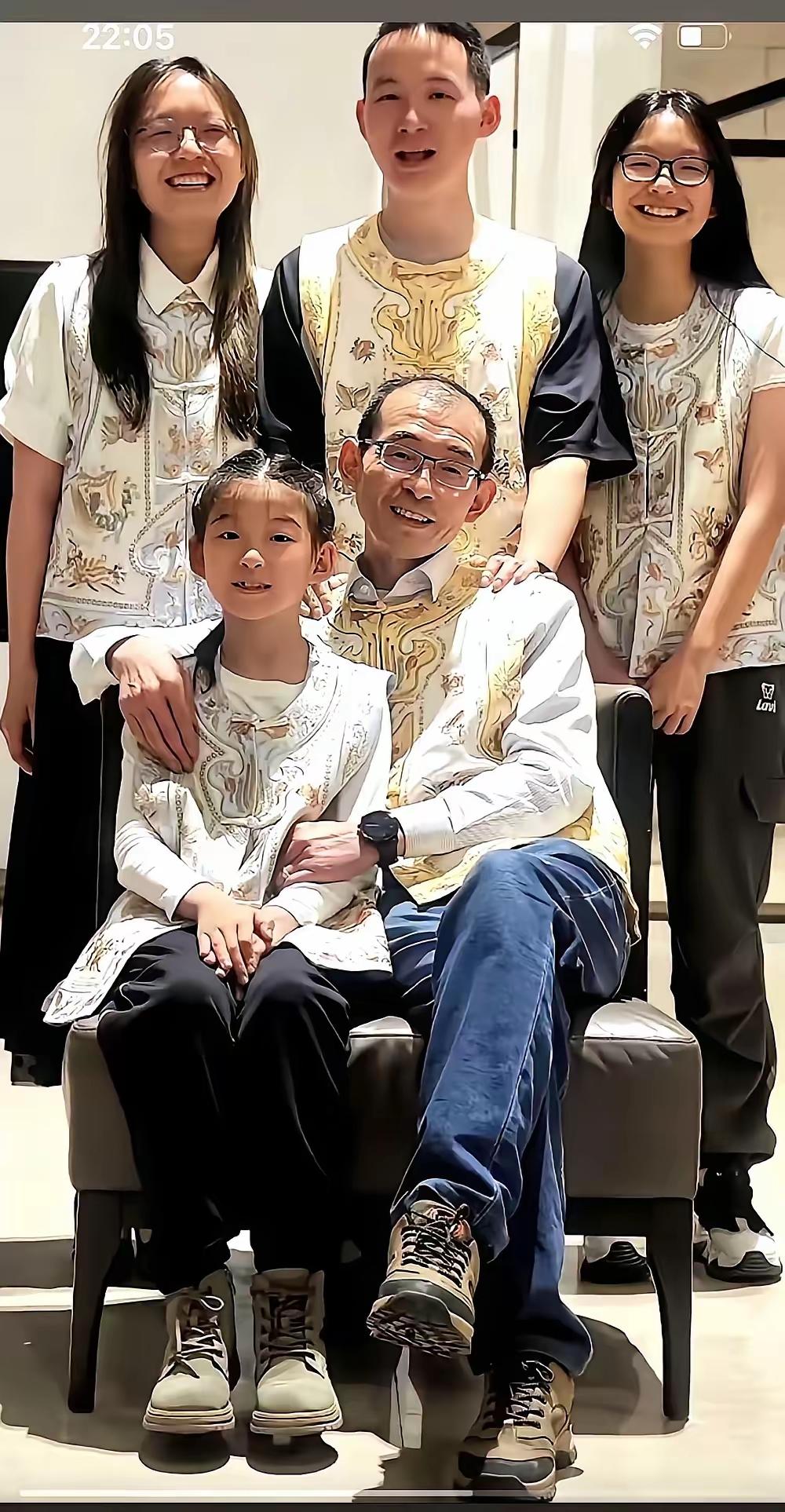 许健华反击谢岳的方式很特别！就是谢岳做什么，她做什么但就是不对前夫做出任何评