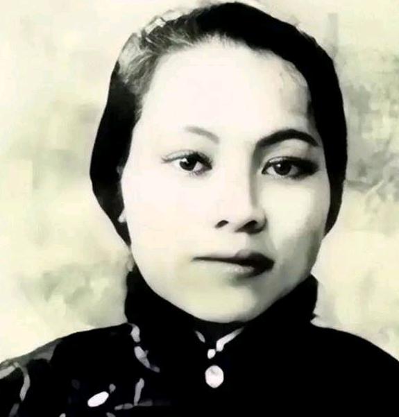 1915年的日本东京，一场震惊中外的婚事正在举行。49岁的孙中山，不顾世俗非议、