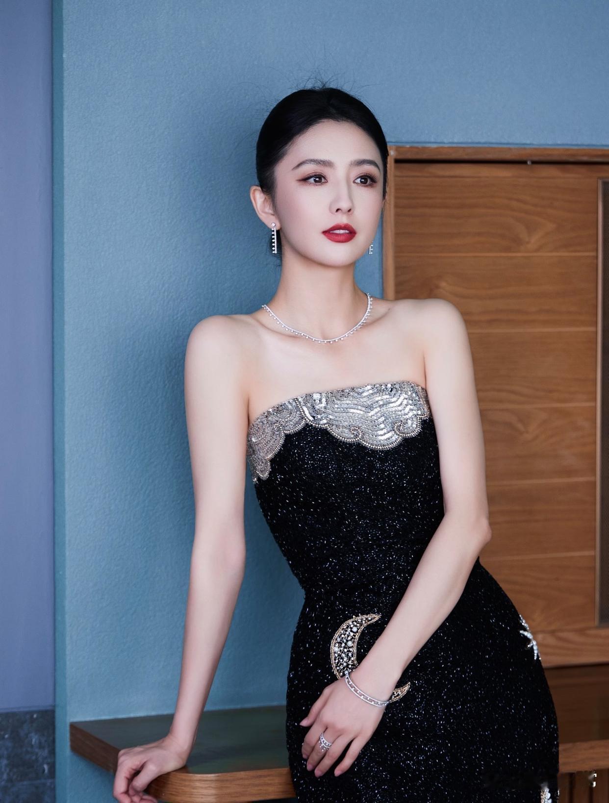 1.佟丽娅属于不易发胖体质，本身又长期自律管理身材，就连怀孕期间身形也没有明显