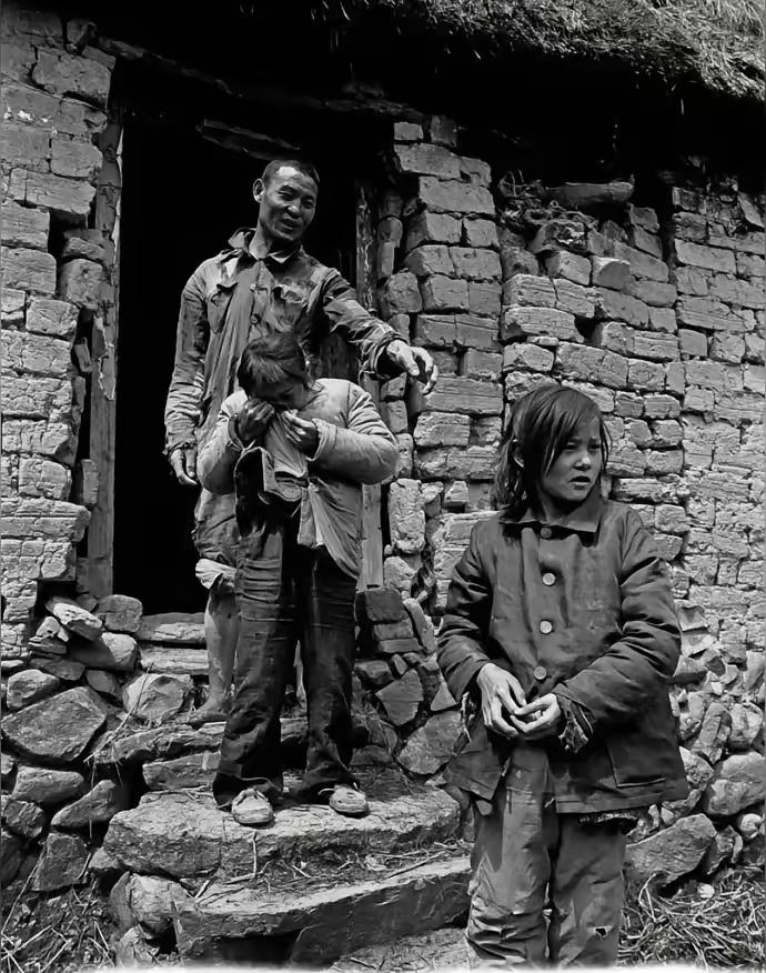 这张照片无疑让人感到震惊，因为它所处的年代不是我们印象中的旧社会，而是距离今天并