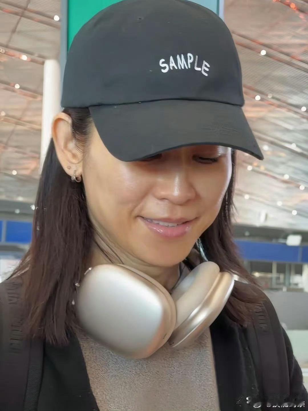 55岁的宣萱素颜太美了，拒绝美颜和滤镜，这状态简直了