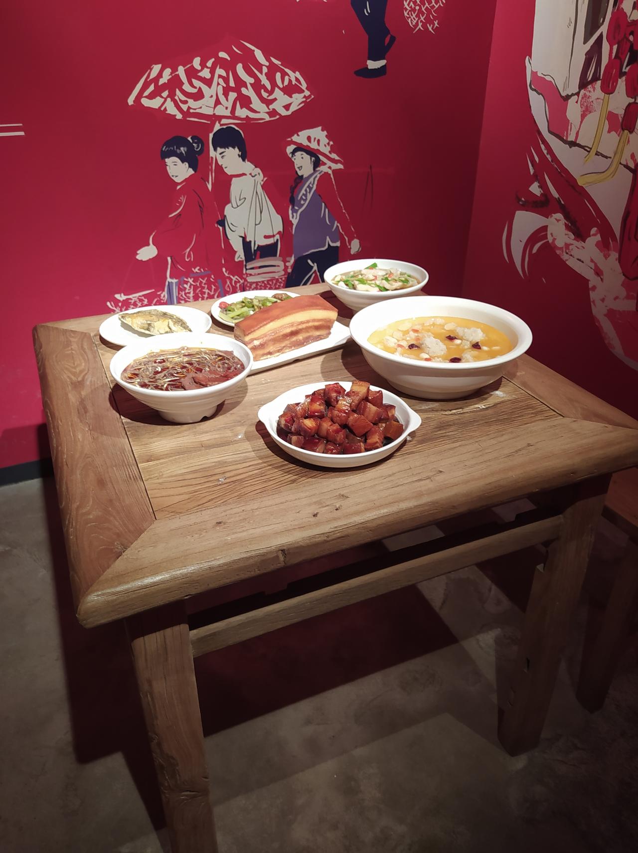 晒图笔记大赛注意第1张图片的菜，这菜是假的。看着跟真的没两样。估计拍电影时吃饭的