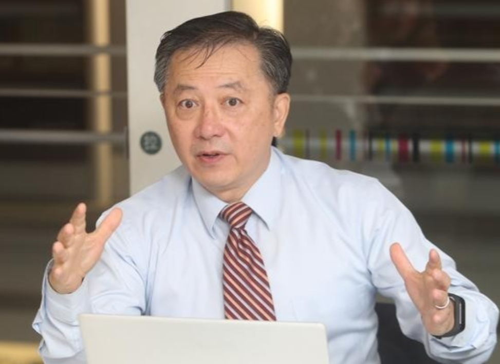 前美国国防部官员胡振东曾发文叫嚣道：“如果中国决定封锁台湾，以美国为首的自由世
