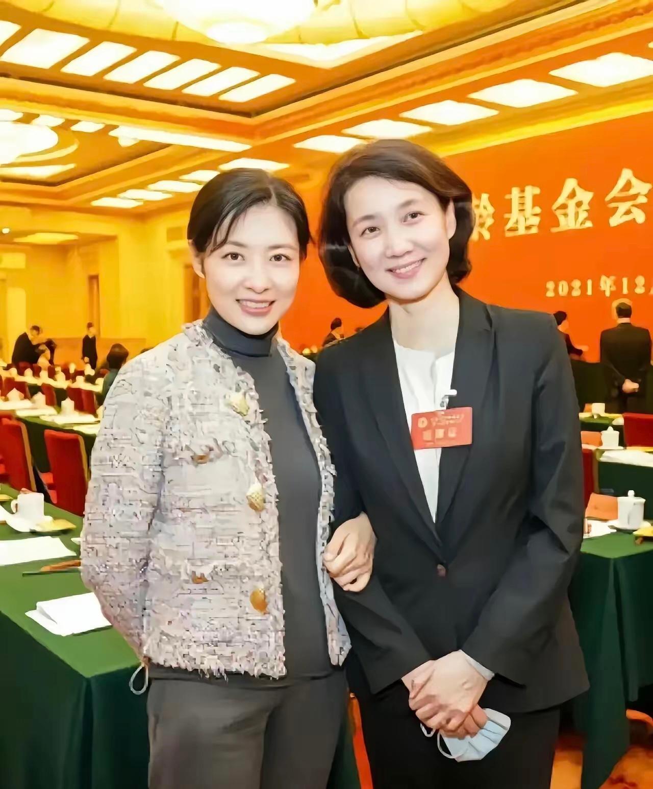 不知不觉就老了，30年过去了，右边的央视主持人，我能认出来，可是左边这位美女主持