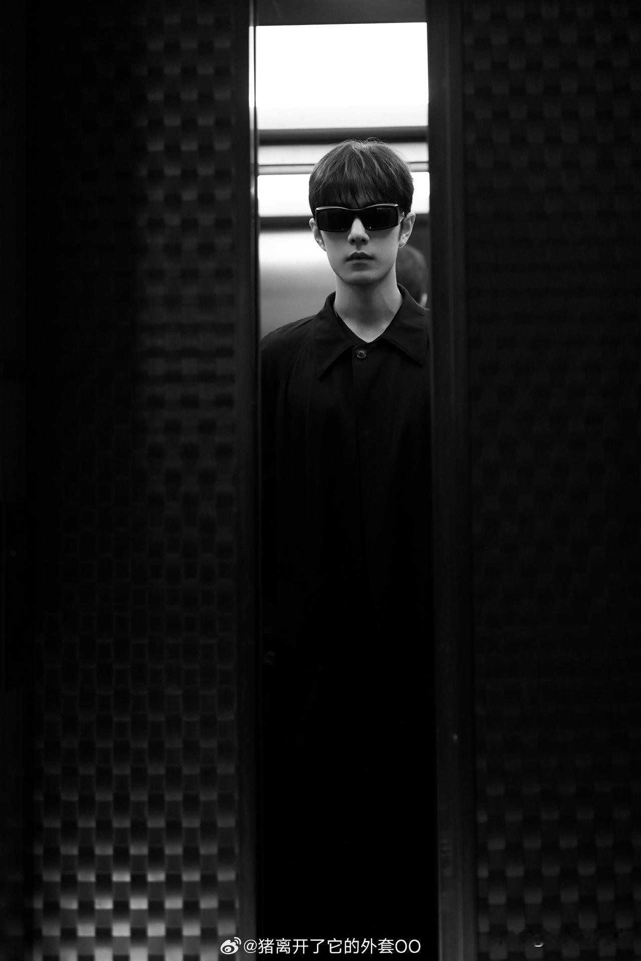 肖战Gucci看秀造型新鲜出炉，这么先锋帅酷吗，肖战可以驾驭这么多风格，不愧是G