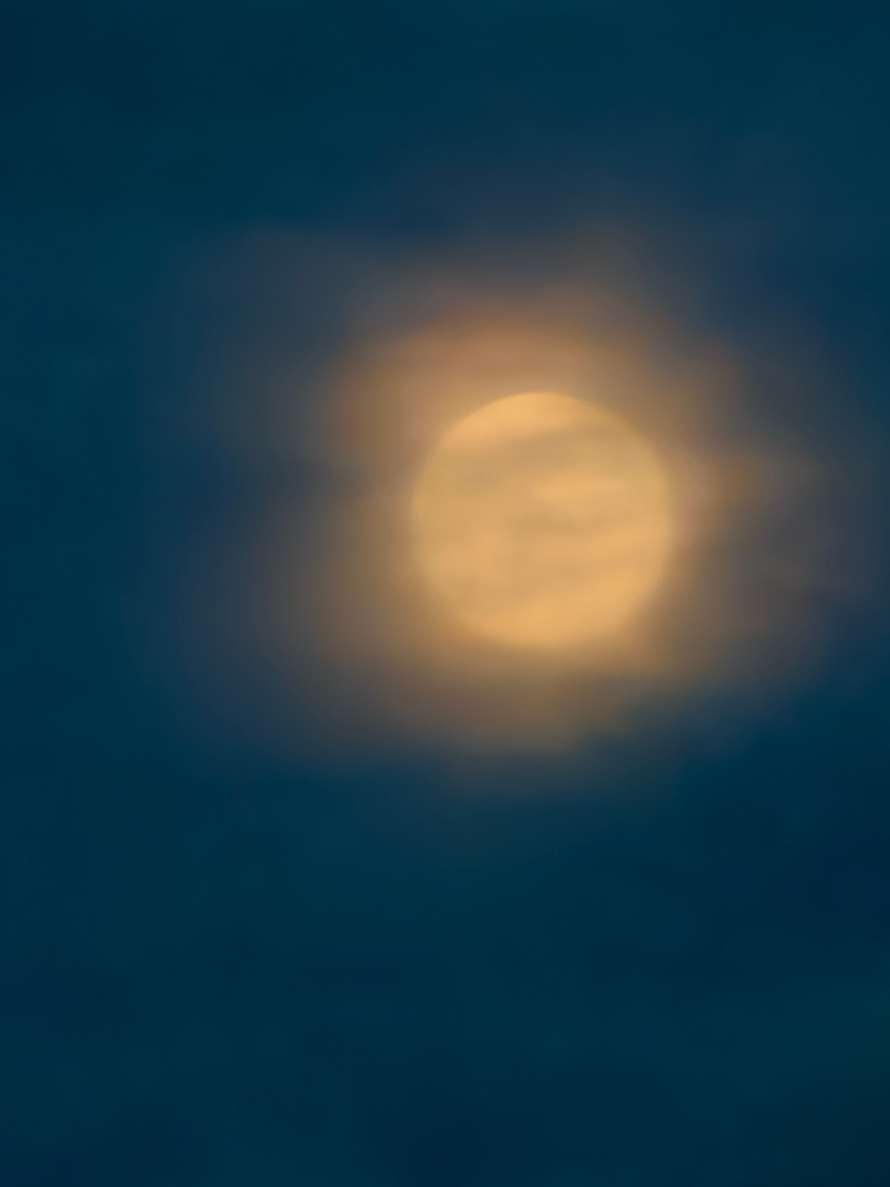 我这好像没有超级月亮🌕但风景也是独一份的拍照的时候正巧有一抹云遮了月看着朦朦胧