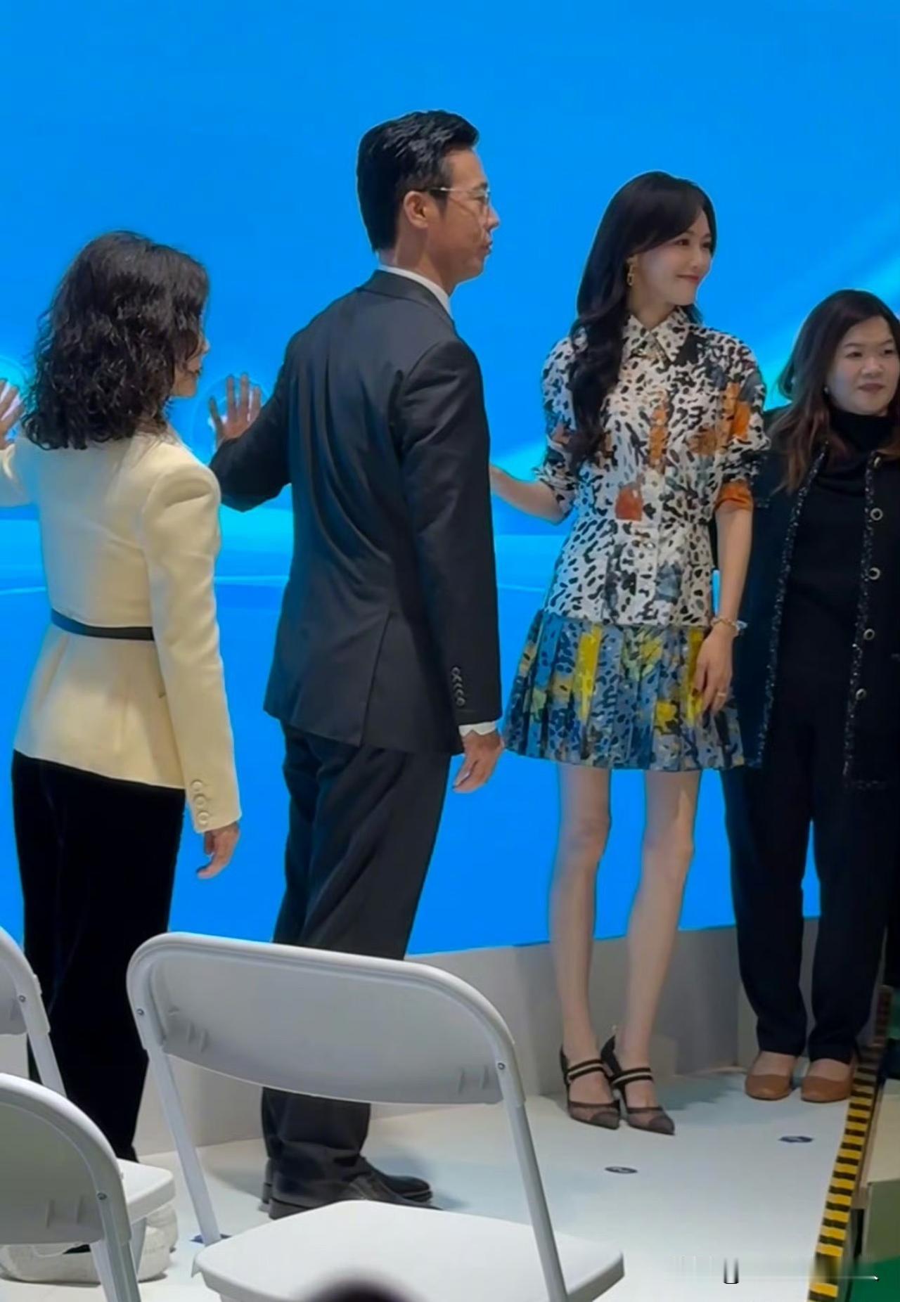 信不信？唐嫣这腿还没我胳膊粗！到底是怎么保养的？平时不吃肉吗？[捂脸哭]