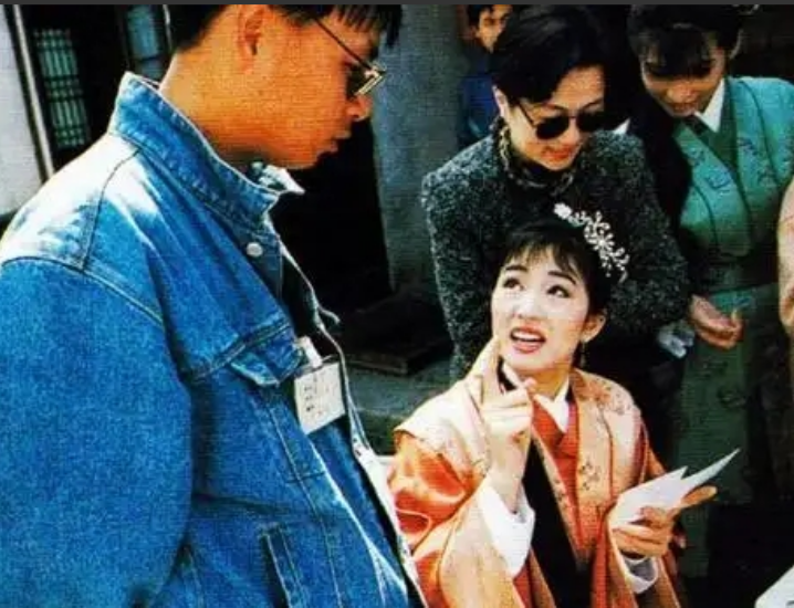 ☁当年，周星驰筹拍《唐伯虎点秋香》，向华强全力支持，随即拿出100万邀