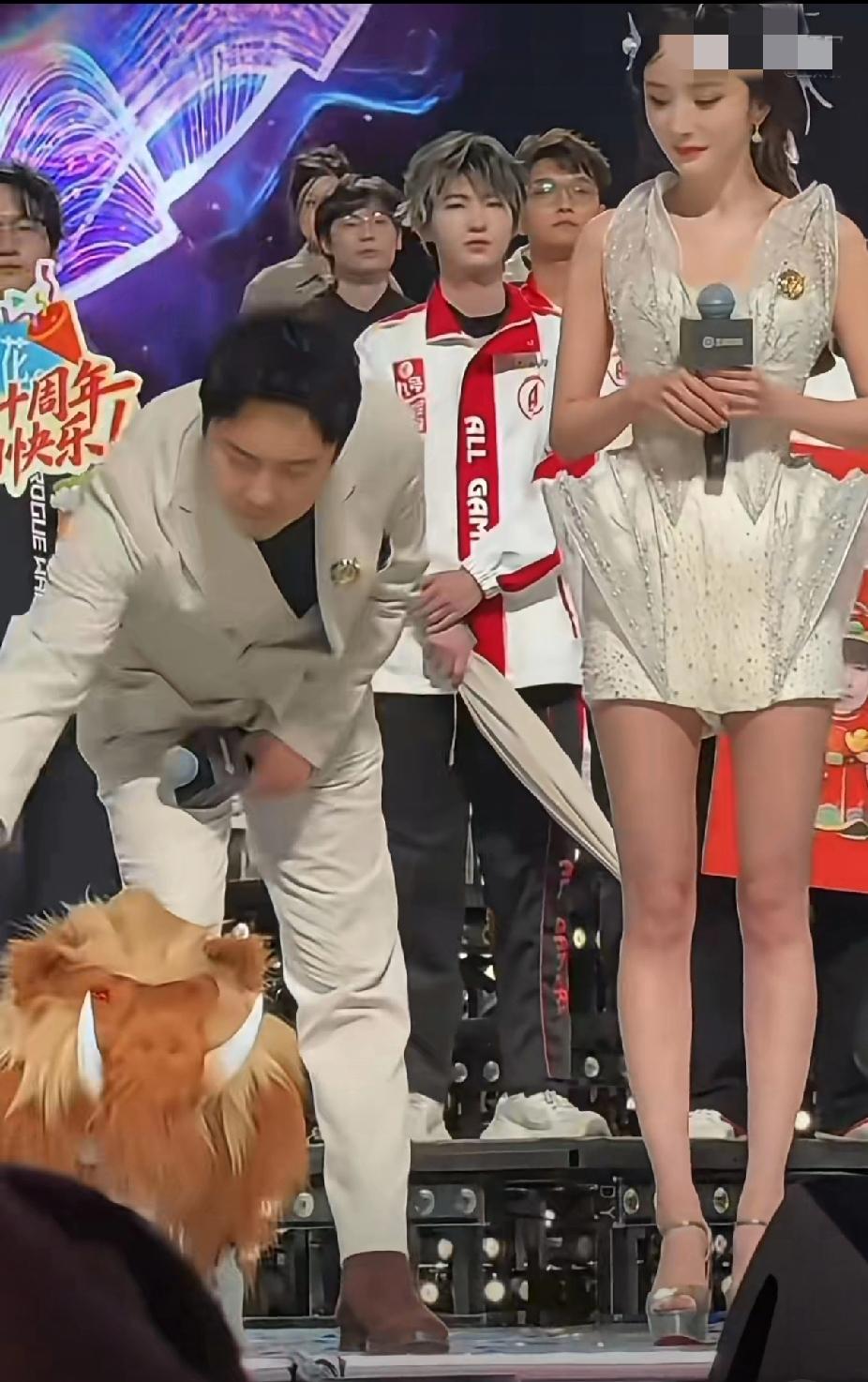 哈哈哈哈！杨幂在王者荣耀共创之夜憋笑到发抖，估计内心在默念“死嘴快憋住”吧🤣！