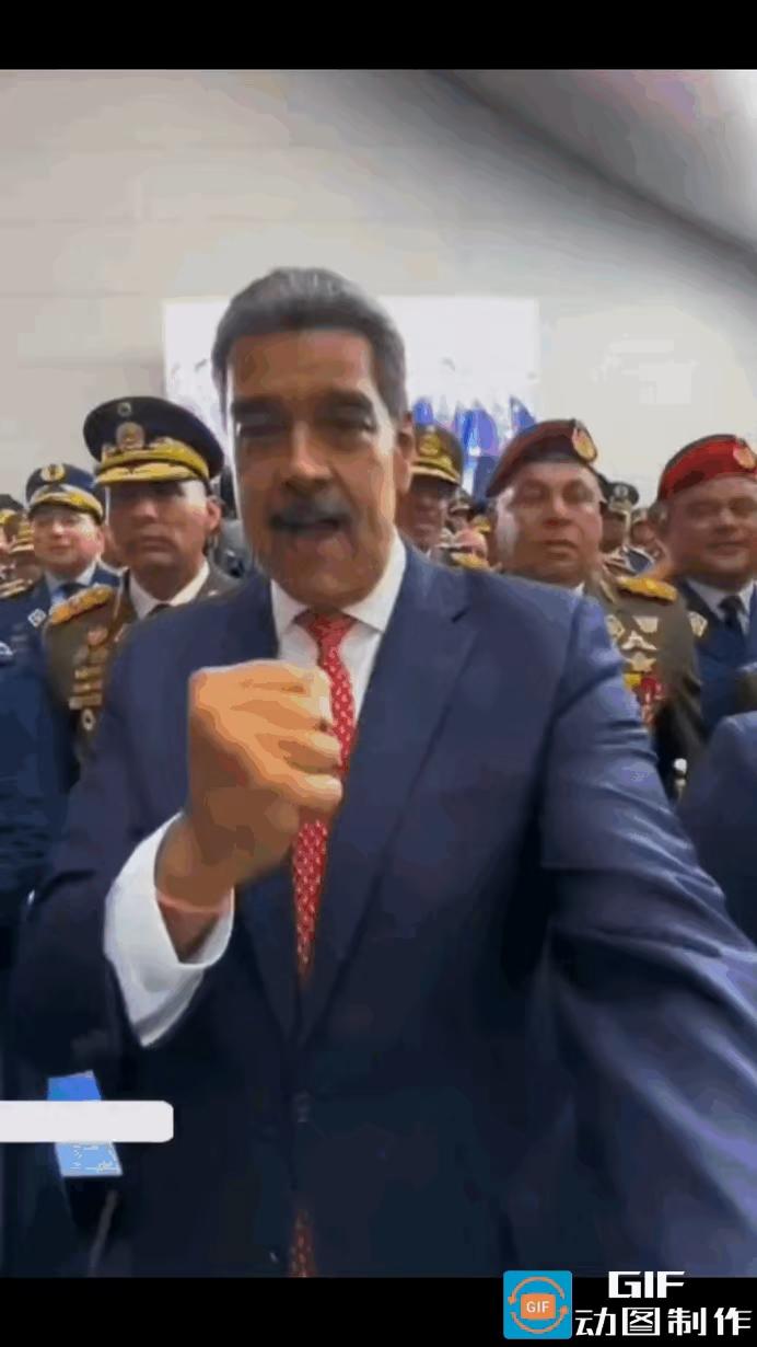 满满一屋子都是肩挂金星、胸佩勋章的将军，喊口号时，个个慷慨激昂，热泪盈眶、响声震