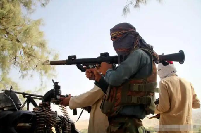 很多人看不明白，为啥盯着阿富汗的动静，手却伸到了塔吉克斯坦？这就好比你要防备隔壁