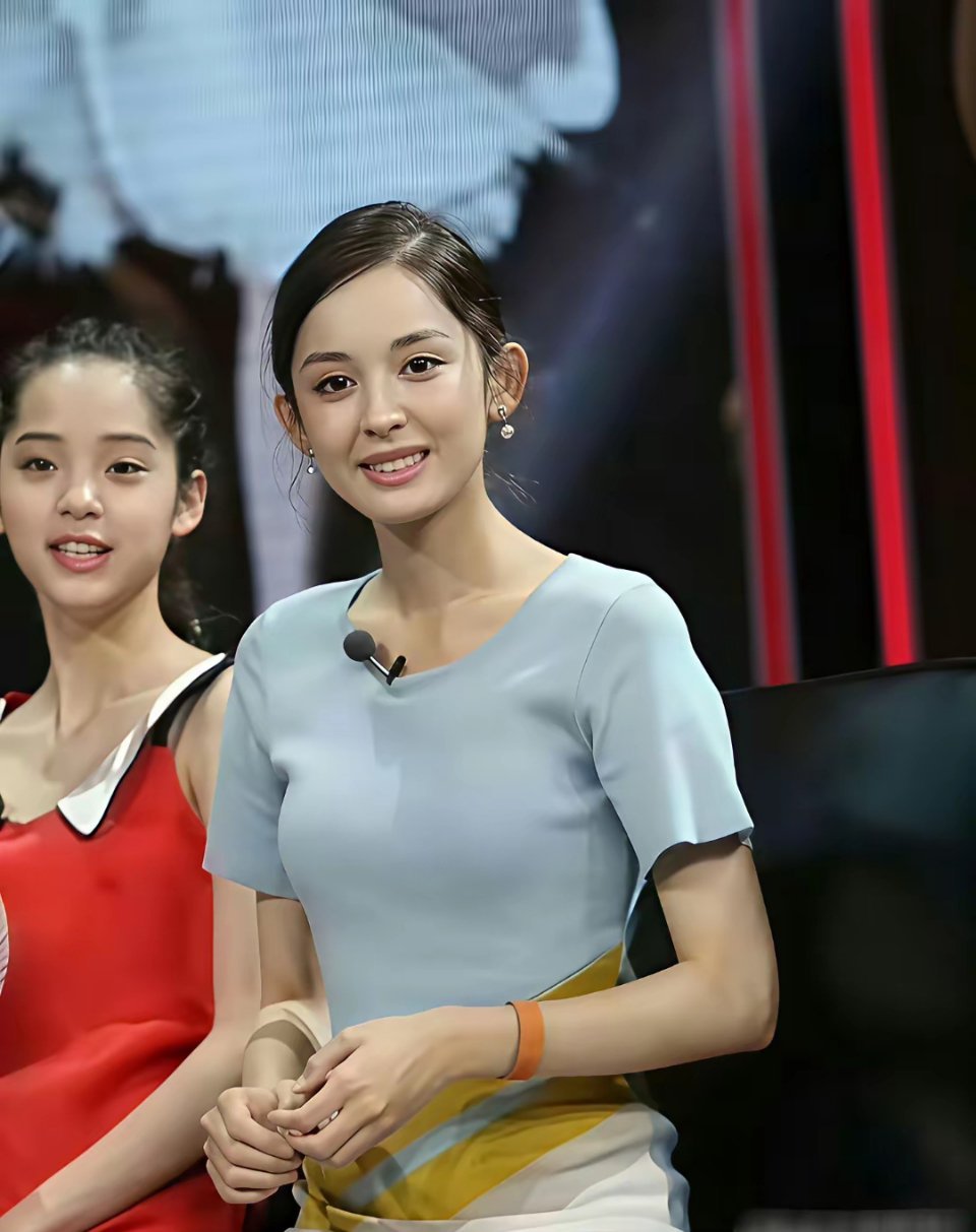 早期的欧阳娜娜坐在小女孩旁边，整个人软乎乎的小女孩既视感，青涩又可爱