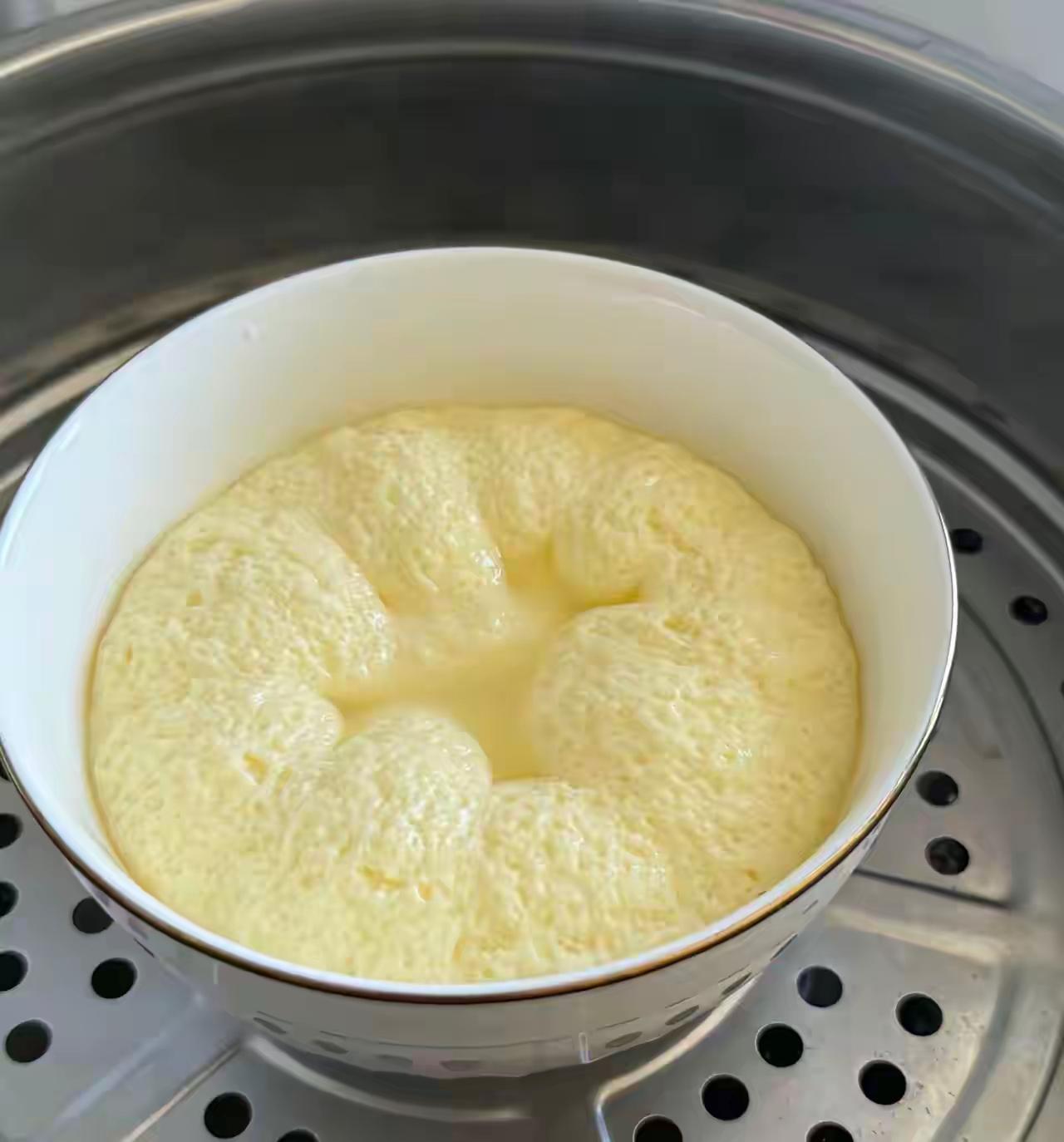 不知道大家有没有遇到过这种情况，在外吃饭点的水蒸蛋，嫩得像豆腐，勺子一碰就轻轻抖