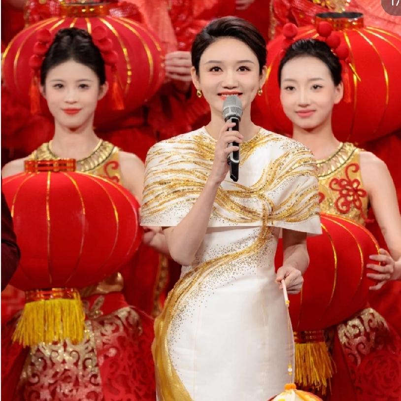 龙洋元宵晚会美翻了！白金刺绣旗袍+清爽眼妆，这才是总台范儿龙洋不愧是央视的台