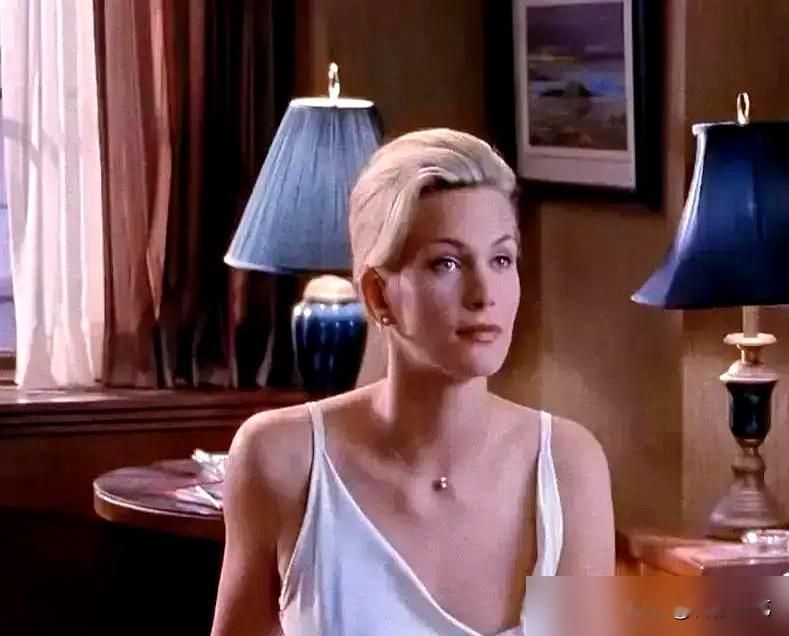 影史上被暂停最多的一幕，是骗来的。莎朗·斯通看完，直接给了导演一巴掌。当