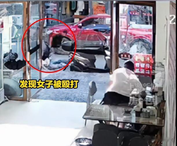 贵州，一位白衣男子正在饭店里吃饭，突然看到一位黑衣男子把一名女子踢倒，然后用脚不