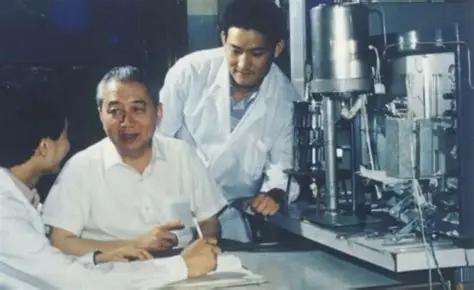 有时候你不得不服，有些人的骨头就是硬。2001年，美国人卖了批淘汰设备给我们