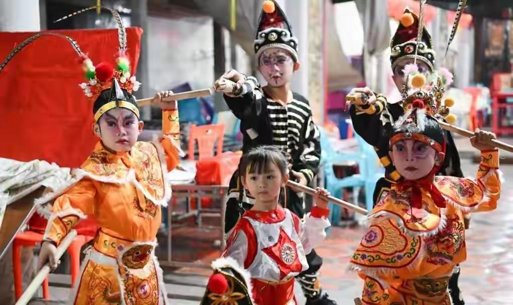 2024年,汕头市一英歌队排练现场,孩子们正在一起跳英歌舞。据澎湃新闻报道,广东